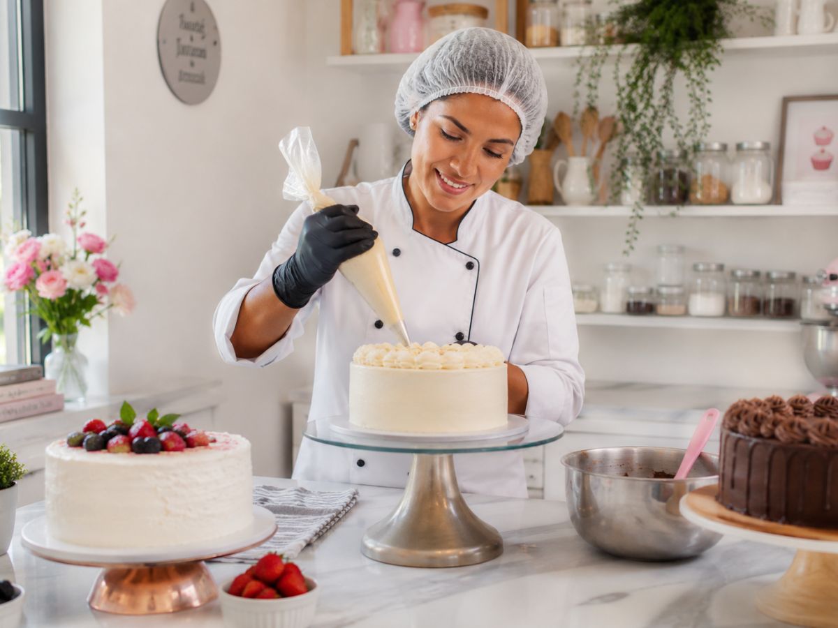 Cake designer a decorar bolo elegante